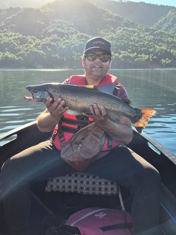 Feliz pescando en caburgua