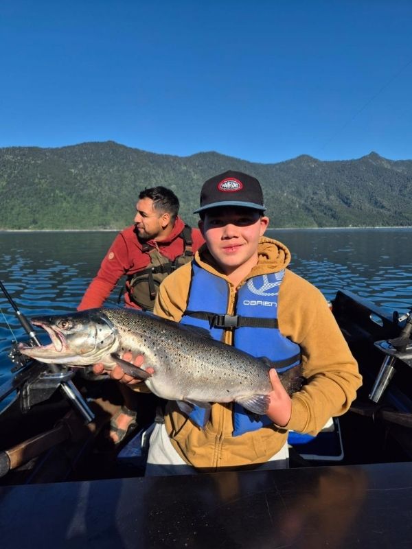pesca en el lago caburgua dos personas